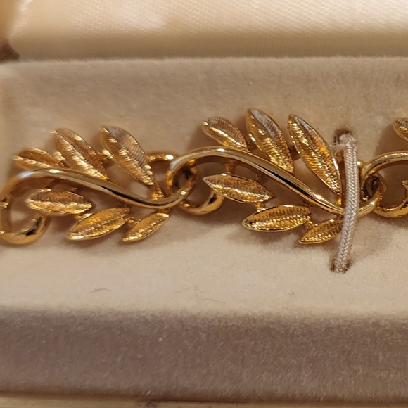 Vintage Napier Gold Tone Leaf Bracelet in Original Box - Picture 3 of 4
